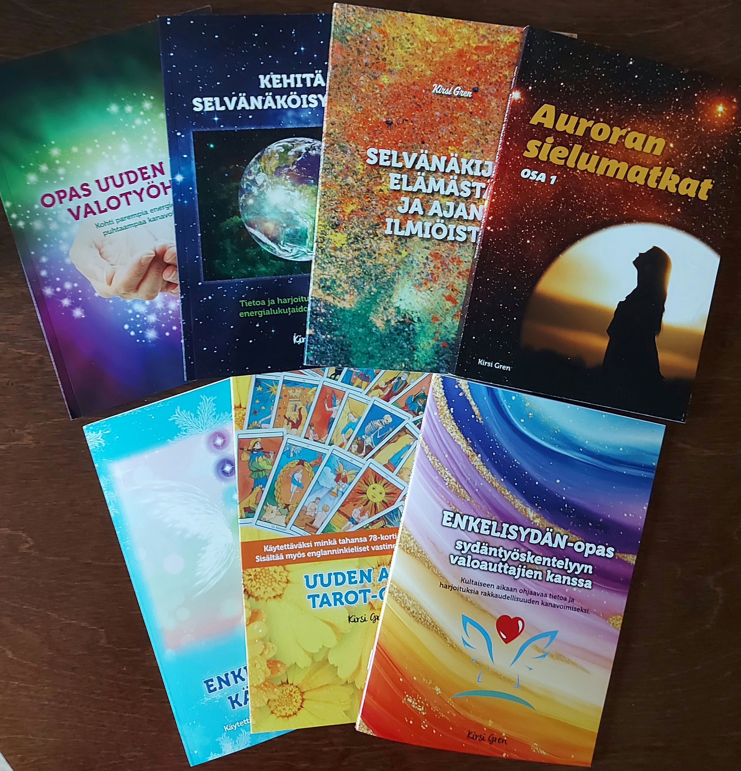 7 kirjaa pöydällä